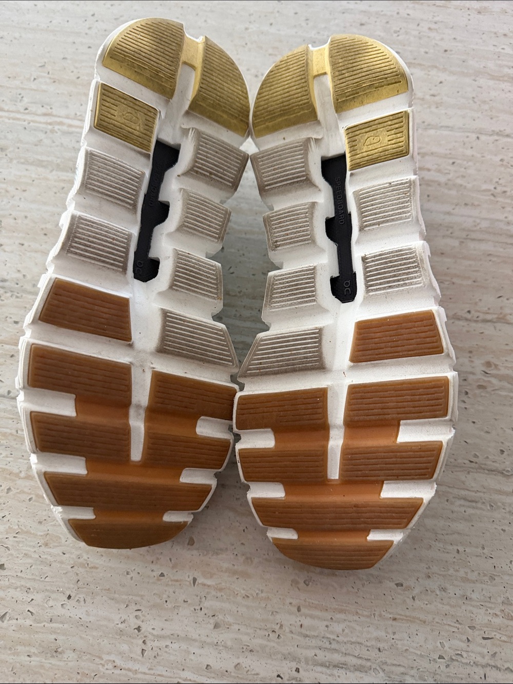 On Cloud 6 Versa - Lightweight Knit Sneakers in White and Light Gray - Picture 3 of 4